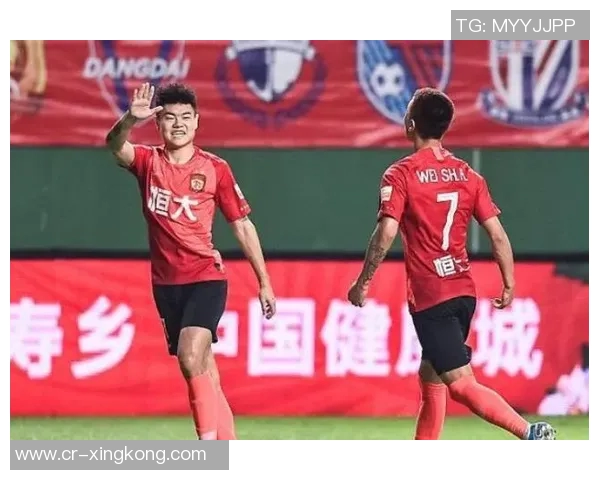 媒体人解读杨立瑜竖大拇指事件背后的真实情感与球迷互动的误解